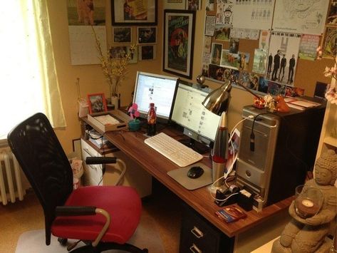 2000s Office, Messy Office Aesthetic, 2000s Gaming Setup, 2000 Computer Desk, Desk Ideas Messy, 90s Room, Geek Room, Dream Desk, Retro Desk