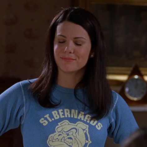 Lorelei Gilmore Hair, Gilmore Makeup, Lorelai Gilmore Hair, Lorelai Gilmore Style, Gilmore Girls Lorelai, Babette Ate Oatmeal, Lorelei Gilmore, Gilmore Girls Fashion, Gilmore Girls Outfits