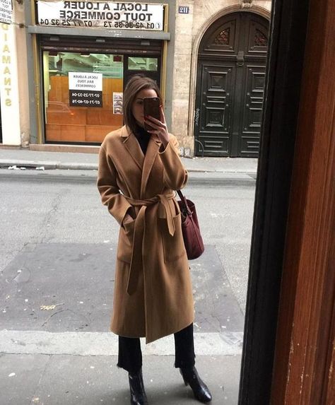 fall style Coat 2020, Brown Overcoat, Camel Coat Outfit, Elegante Casual, Paris Outfits, Stil Inspiration, Mode Ootd, Modieuze Outfits, Camel Coat