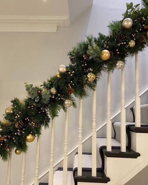 Christmas Decorators London N on Instagram: “A simple and tasteful staircase garland to suit our client’s home 🌲✨⠀⠀⠀⠀⠀⠀⠀⠀⠀ ⠀⠀⠀⠀⠀⠀⠀⠀⠀ ⠀⠀⠀⠀⠀⠀⠀⠀⠀ #christmaslights #christmas…” Staircase Xmas Decor, Christmas Home Decor Themes, Stairs Xmas Decorations, Christmas Garland Staircase Ideas, Christmas Staircase Garland Ideas, Garland Christmas Decor Stairs, Christmas Decoration For Stairs, Christmas Stairs Garland, Christmas Stairs Decor Ideas