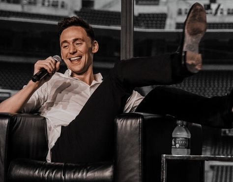 Tom Hiddleston Funny, Thor 1, Thomas William Hiddleston, Funny Boy, Loki Marvel, Marvel Actors, Loki Laufeyson, Tom Hiddleston Loki, Hot Actors