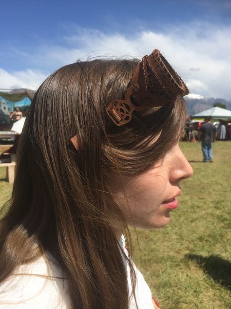 Steampunk festival. Handmade leather Goggles Side view. Such amazing craft! Steampunk Googles On Head Drawing, Googles On Head Reference, Goggles On Head Reference, Character With Goggles, Leather Goggles, Goggles Drawing, Steampunk Googles, Goggles On Head, Hairstyle Drawing