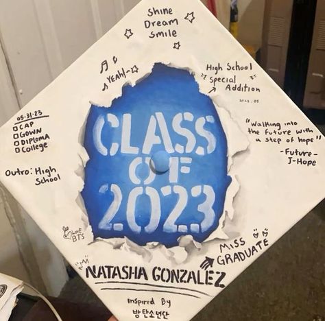 bts graduation cap inspired Grad Cap Ideas Kpop, Bts Cap Graduation, K Pop Graduation Caps, Graduation Cap Designs Cute, Kpop Grad Cap, Bts Graduation Cap Ideas, Kpop Graduation Caps, Graduation Hat Designs, Hat Quotes