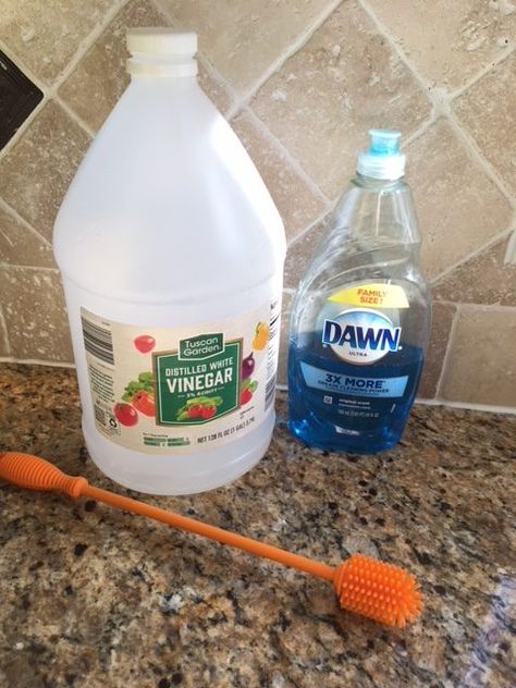 Dealing with a smelly water bottle? Check out how to clean a swell water bottle and get rid of the mildew smell. If your swell bottle smells this will get rid of the smell fast! Dawn Vinegar, Glass Cleaner Recipe, Homemade Bathroom Cleaner, Window Cleaner Homemade, Homemade Shower Cleaner, Homemade Cleaner, Vinegar Cleaner, Bathtub Cleaner, Clean Kitchen Floor