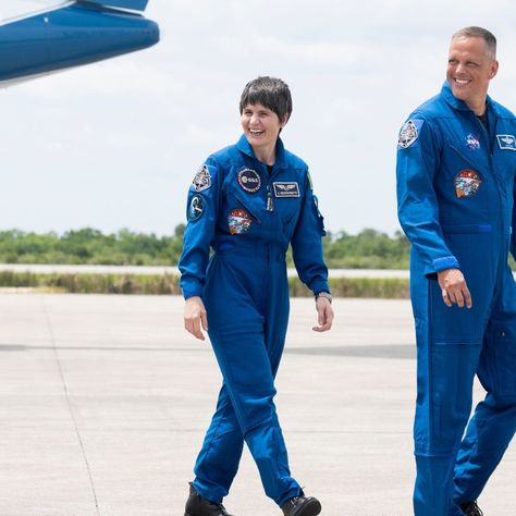 La seconda missione nello spazio dell’astronauta italiana Samantha Cristoforetti è iniziata questa mattina alle 9.52 (ore italiane) a Cape Canaveral, in Florida. Lei e gli altri astronauti della Crew-4 viaggiano a bordo della capsula Crew Dragon di SpaceX e raggiungeranno la Stazione Spaziale Internazionale. Cristoforetti racconterà il suo lavoro su TikTok. Cape Canaveral, Empowering Women, Lei, Women Empowerment, Cape, Florida, Portfolio