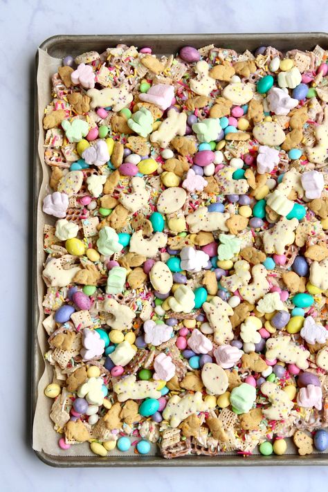 Easter Snack Mix by The BakerMama Easter Trail Mix, Easter Snack Mix, Grilled Cheese Hot Dog, Flourless Banana Bread, Easter Snack, Spring Snacks, Bread Healthy, Bread Chocolate, Healthy Easter