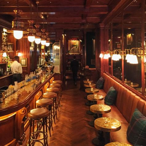 The Polo Bar NYC  “A meal you might get if you walked into an episode of ‘Mad Men’“- Ralph Lauren  via: Dixie-daydreamer Polo Bar Nyc, Speakeasy Decor, Polo Bar, Cozy Bar, Man Bars, Nyc Bars, Nyc Christmas, Antique Bar, Bar Interior Design