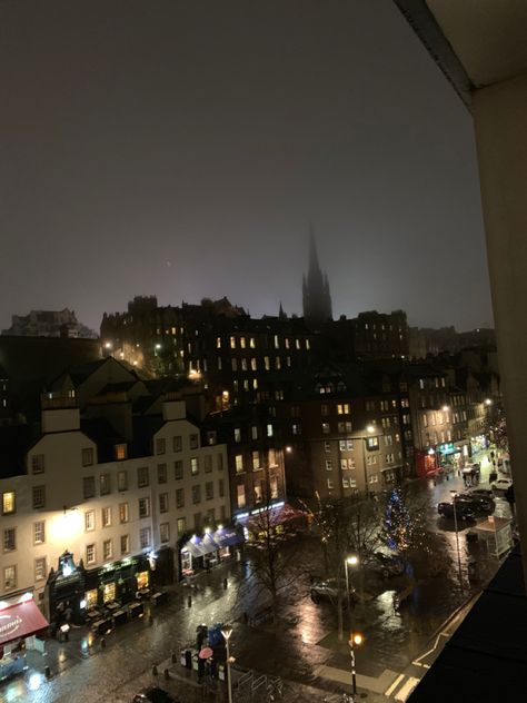 Dark Edinburgh Aesthetic, Edinburgh At Night, Edinburgh Aesthetic, Cities Aesthetic, Vacation Board, Scotland Aesthetic, Foggy Night, Scotland Tours, World Of Darkness