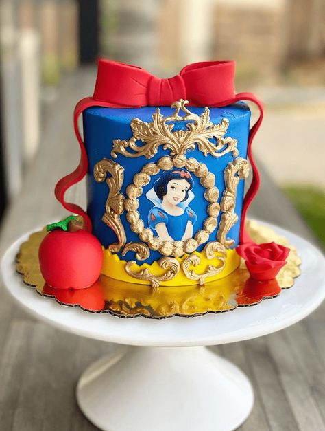 Snow White Cake Design Images (Snow White Birthday Cake Ideas) Snow White Cake Ideas, Snow White Cake Design, White Birthday Cake Ideas, Snow White Birthday Cake, White Cake Design, Tinkerbell Party Theme, White Birthday Cake, Snow White Cake, Paw Patrol Birthday Theme