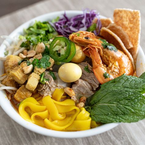 Have you ever had Mì Quảng before? It’s a vastly underrated Vietnamese noodle soup from the Quang Nam province of Vietnam. It’s a blend of half soup/half salad and unlike any other Vietnamese noodle soup. The vibrant colors and flavors from the turmeric noodles, all the different fresh herbs, veggies, and protein really make this dish stand out! Full recipe on my blog: https://feedthepudge.com/central-vietnamese-noodle-soup-mi-quang/ #miquang #mìquảng #vietnamesenoodles #vietnamesenoodlesoup Turmeric Noodles, Vietnamese Beef Noodle Soup, Vietnamese Canh Recipes, Vietnamese Seafood Noodle Soup, Pho Ga Recipe, Bo Ne Vietnamese Recipe, Vietnamese Soup Canh, Spicy Beef Noodle Soup, Vietnamese Noodle Soup