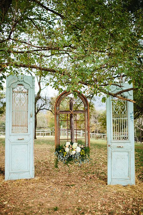 Antique Shutters, Decorative Fencing, Fall Farm, Paradise Wedding, Wedding Decoration Ideas, Wedding Backdrops, Wedding Altars, Rustic Doors, Back Drop