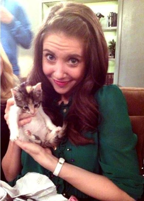 alison brie on community set Grumpy Cat Meme, Danny Pudi, Community Tv Show, Charlie Day, Community Tv, Community Show, Alison Brie, Incredible Creatures, American Dad