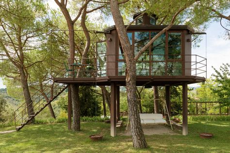 This Tree House Airbnb in Italy Has a Pool and Tennis Court — and It’s Not Far From the Heart of Florence Treehouse Airbnb, Tiny House Rentals, Beautiful Tree Houses, Treehouse Hotel, Treehouse Cabins, Tuscan Landscaping, Front Patio, Chalkboard Wall, Coastal Cottage