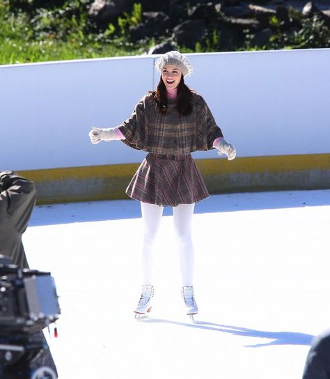 Iconic Blair Waldorf, Blair Waldorf Outfits, Skating Outfit, Ice Skating Outfit, Xoxo Gossip Girl, Xoxo Gossip, Leighton Meester, Skating Outfits, Nyc Trip