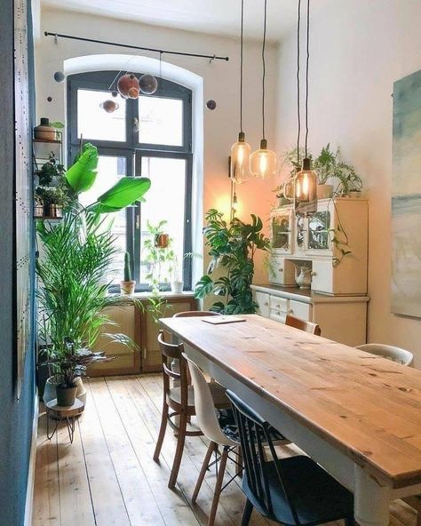 Dinner Table With Different Chairs, Dinner Room Ideas, Sunlit Kitchen, Long Dining Room, Urban Kitchen, Plant Table, Tall Ceilings, Interior Modern, Long Table