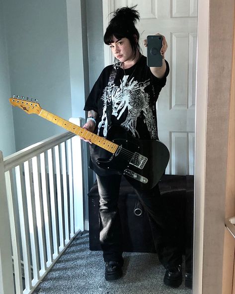 Metalhead Style Woman, Goth Rockstar Aesthetic, Metalcore Outfit Women, Robincore Aesthetic, Metalcore Aesthetic Outfit, Metalhead Outfit Ideas, Metal Head Aesthetic Outfits, Metalhead Outfits Women, Metal Girl Aesthetic