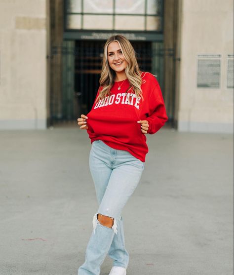 College Announcement Pictures Instagram, College Commitment Pictures Outside, Senior Pics With College Shirt, Senior Pics College Shirt, College Announcement Photoshoot, College Tee Shirt Senior Pictures, College Acceptance Photoshoot, College Shirt Pictures, Graduating Pictures