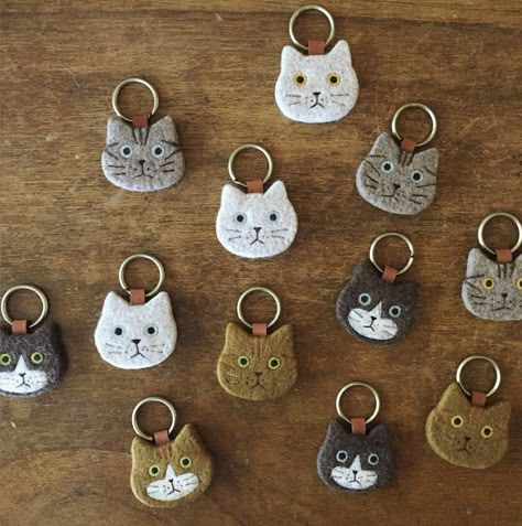 Breloc Tovad Ull, Felt Keychain, Felted Cat, Needle Felted Cat, Felt Embroidery, Needle Felting Projects, Felt Cat, Cat Crafts, Wool Crafts