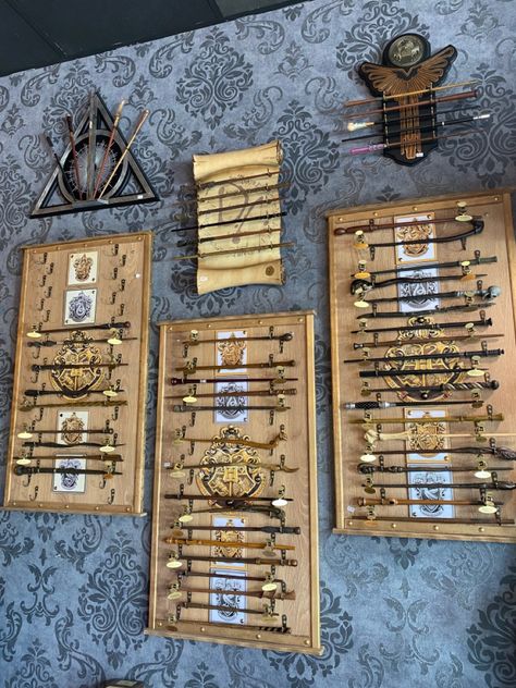 Harry Potter Wand Display Ideas, Harry Potter Collection Display, Harry Potter Noble Collection, Harry Potter Wand Display, Harry Potter Wand Collection, Harry Potter Furniture, Harry Potter Office, Harry Potter Display, Harry Potter Memorabilia