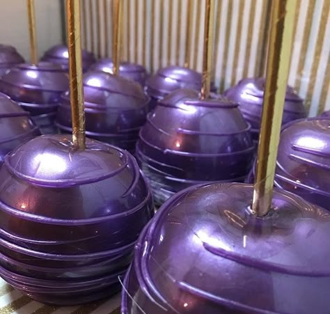 Purple candy apple Candy Apple Designs, Purple Candy Apples, Colored Candy Apples, Purple Candy Buffet, Candy Apple Ideas, Gourmet Candy Apples, Purple Sweet 16, Dipped Apples, Covered Apples