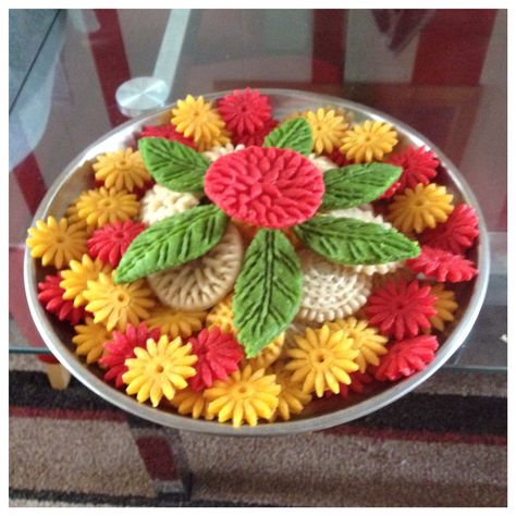 Pastary taal Taal Ideas, Wedding Thaal, Wedding Thaals, Wedding Taals, Mendhi Ideas, Mehndi Cake, Mehndi Decoration, Bangladeshi Wedding, Fruit Carvings