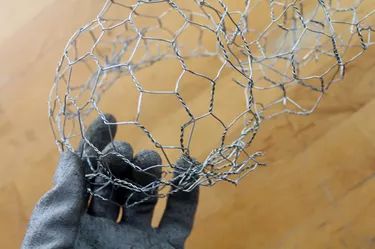 Chicken Wire Sculpture Diy, Chicken Wire Projects, Wire Ghosts, Make A Monster, Sculptures Sur Fil, Chicken Wire Sculpture, Chicken Wire Art, Chicken Wire Crafts, Outdoor Metal Art