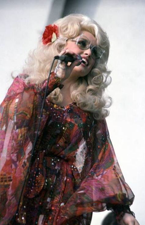 70s Fashion Inspiration, Dolly Parton Kenny Rogers, Dolly Parton Pictures, Dolly World, 60s And 70s Fashion, 70s Inspired Fashion, International Women’s Day, Hello Dolly, Woman’s Day