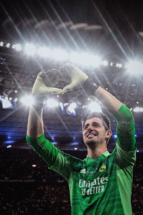 Thibaut Courtois is the best goalkeeper in the world right now 🐐 Uefa Champions League 2023, Courtois Real Madrid, Liverpool Real Madrid, Soccer Images, Real Madrid Photos, Peaky Blinders Poster, Real Madrid Team, Thibaut Courtois, Real Madrid Football