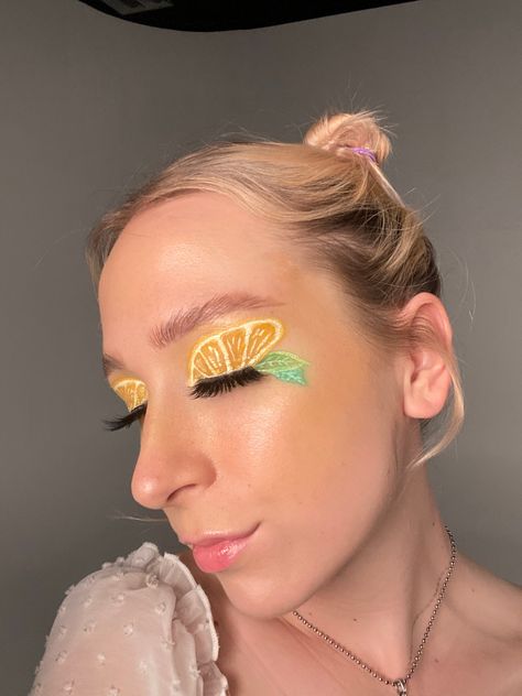 Lemon Meringue Makeup, Lemon Eye Makeup, Lemon Makeup Looks, Lemon Costume, Lemon Makeup, Lemon Eyes, Statement Makeup, Yellow Eyeshadow, Work Makeup