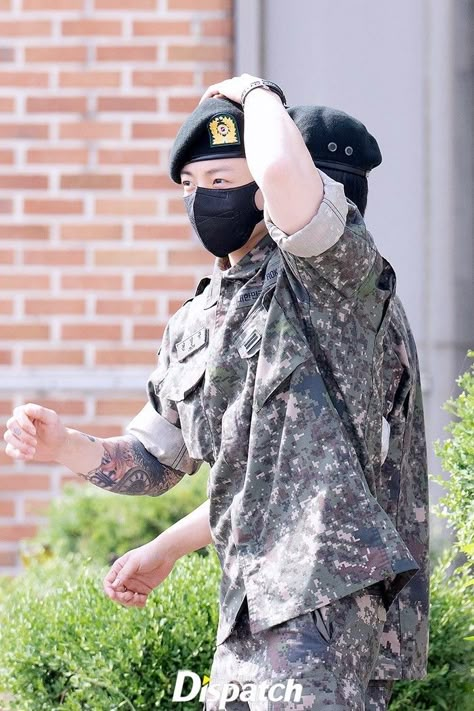 240612 jin’s military discharge Bts Military, Jon Bellion, Jungkook And Jin, Military Photos, Bts Cute, Military Service, Jin Bts, Military Uniform, Bts Members