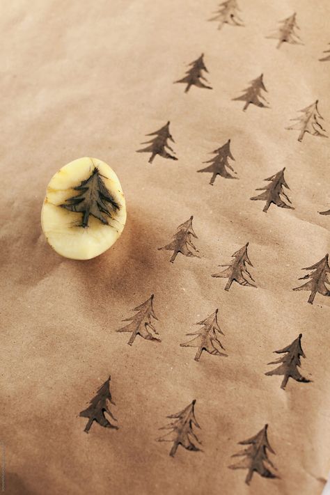 Natural Christmas Wrapping, Christmas Tree Stamp, Potato Stamp, Tree Stamp, Wrap Gift, Natural Christmas, Noel Christmas, Decorations Christmas, Christmas Wrapping Paper