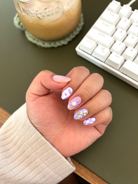 Cow Print Smiley Face Nails, Groovy Smiley Face Nails, Smiley Face Daisy Nails, Pastel Smiley Face Nails, Lilac Checkered Nails, Smiley Face Checkered Nails, Smiley Face And Checkered Nails, Spring Nails Checkered, Checkered Smiley Nails