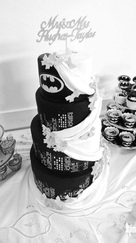 Wedding Cake Batman, Batman Theme Wedding, Batman Wedding Theme, Spiderman Wedding, Playroom Mural, Batman Wedding, Batman Theme, Wedding Planning Decor, Bridal Bachelorette Party