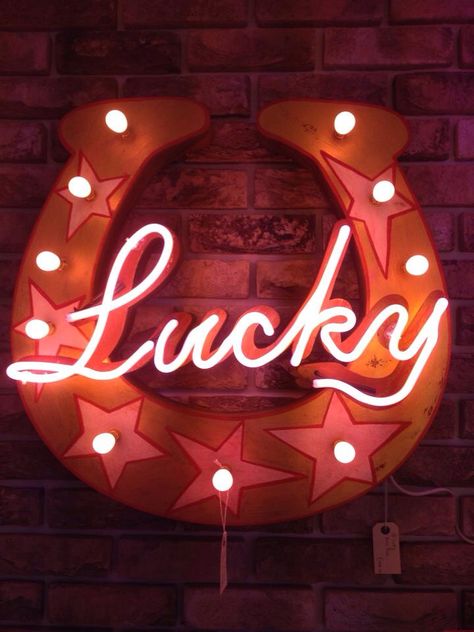 Lucky horseshoe Lucky Neon Sign, Horseshoe Aesthetic, Lucky Sign, Ranch Sign, College House, Coffee Ideas, Love Pink Wallpaper, Star Vintage, Horse Shoes