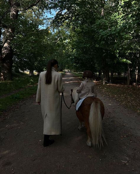 Maria Kragmann, Ride Horse, Nepo Baby, Mom Goals, Future Mommy, Dream Family, Horse Aesthetic, Weekend Activities, Rich Family