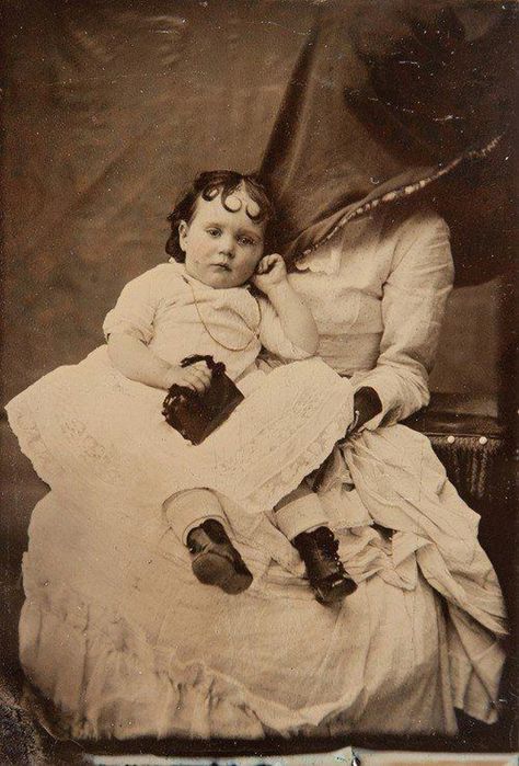 Creepy And Unsettling Victorian Era Photos We Can't Look Away From Missing Mother, Mother Photography, Post Mortem Pictures, Mother Photos, Bizarre Photos, Hidden Photos, Victorian Photos, Old Photography, Momento Mori