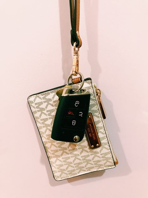 #michaelkors #car #keys #wallet #keychain #luxury Cute Key Chains For Car Keys With Wallet, Car Key Accessories Keychains, Car Keys Keychain Ideas With Wallet, Cute Wallet Keychain Ideas, New Car Aesthetic Keys, Keychain Ideas Car Keys, Wallet Keychain Ideas, Aesthetic Car Keys, New Car Keys