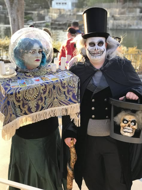 Madame Leota and Hatbox Ghost Haunted Mansion Cosplay Halloween Costumes at Disneyland Mickey's Halloween Party 2018 Hatbox Ghost Costume, Haunted Mansion Ghost Costume, Haunted Hotel Costumes, Haunted Mansion Cosplay, Haunted Mansion Family Costume, Madame Leota Costume, Madam Leota Costume, Haunted Mansion Costume Ideas, Haunted Mansion Trunk Or Treat