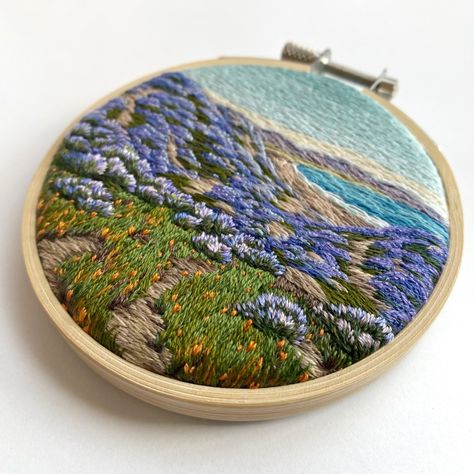 Cassandra Dias, Lupine in California – John Gamble Repro When young mum and art lover Cassandra Dias tired of crochet and silk screen printing, she wanted to try something new. Surfing on Instagram provided the answer. She discovered other women combining their love of motherhood with their passion for embroidery. And so Cassandra began her new career in landscape thread painting – impressionist style. Landscape Embroidery, Embroidery Workshop, Miniature Embroidery, Thread Painting, Mark Twain, Silk Screen Printing, Diy Embroidery, Embroidery Floss, Painting Style