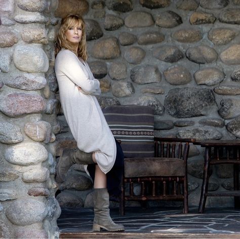 Beth Dutton Style, Yellowstone Outfits, Organization Hacks Diy, Kelly Reilly, Beth Dutton, Holy Chic, Casual Ootd, Bohemian Girls, Tv Show Outfits