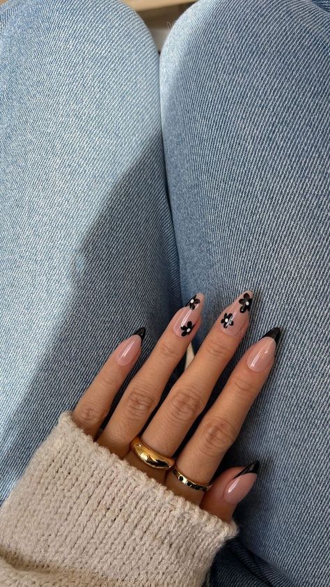 Nails Biab Almond, Simple Flower Nails Coffin, Classic Black Nails Ideas, Cute Black Tip Nails, Simple Nail Designs Round, White And Black Tip Nails, Black And Gold Flower Nails, Designed Nails Art, Simple Nail Art Almond Nails