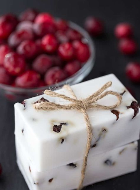 Cranberry Soap, Diy Christmas Gifts For Friends, Savon Diy, Easy Soap Recipes, Diy Soap Recipe, Handmade Soap Recipes, Diy Christmas Gifts For Family, Soap Making Recipes, Easy Diy Christmas Gifts