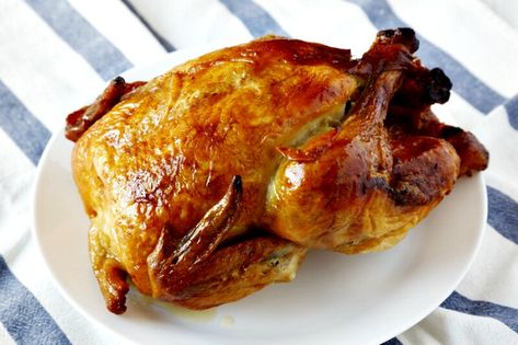 Crock-Pot Rotisserie Chicken Recipe - Skip the expensive store-bought rotisserie chicken from the grocery store and make your own whole roasted chicken right in your slow cooker with this easy recipe! Rotisserie Chicken Recipes Healthy, Crockpot Rotisserie Chicken, Recipes Using Rotisserie Chicken, Roasted Garlic Chicken, Whole Roasted Chicken, Rotisserie Chicken Recipes, Cooked Chicken, Yummy Chicken Recipes, Slow Cooker Chicken