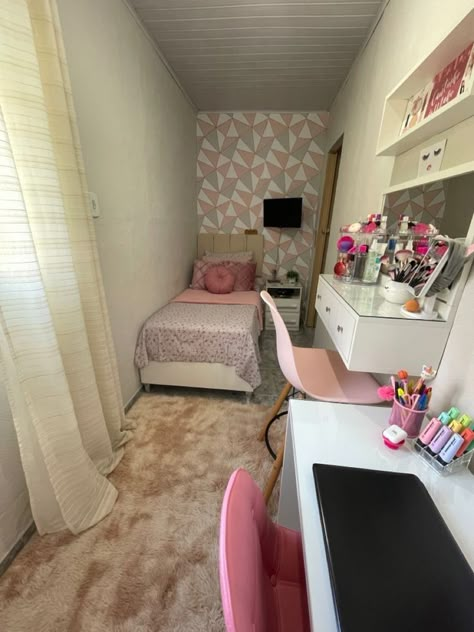 Small Room Makeover, Sports Jumpsuit, Small Bedroom Inspiration, Small Bedroom Decor Ideas, Girly Room Decor, Hiasan Bilik Tidur, Small Room Design Bedroom, Easy Room Decor, Small Space Bedroom