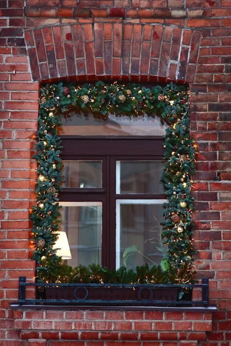 Christmas Window Decor Ideas: Christmas-Decor-Theholidazecraze.com Window Garland Christmas, Christmas Window Decor Ideas, Set Up Table, Elf Return Ideas, Thanksgiving Table Decorations Ideas, Easy Thanksgiving Table Decor, Elf Is Back Ideas, Welcome Back Elf, Christmas Window Decor