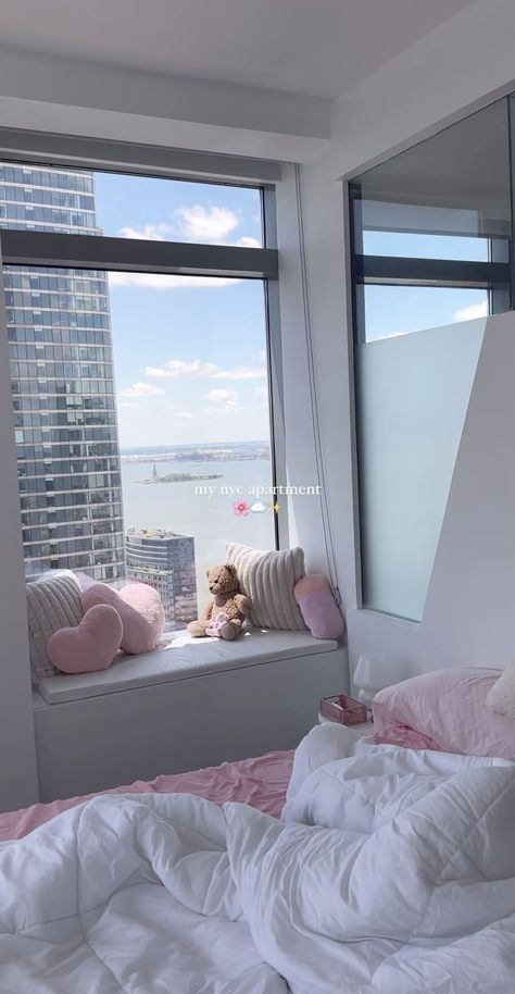 Aesthetic Penthouse Bedroom, New York Aesthetic Bedroom, New York Room Aesthetic, Nyc Apartment Aesthetic Bedroom, New York Bedroom Aesthetic, Nyc Room Aesthetic, New York Apartment Bedroom, Dream Apartment Aesthetic, Aesthetic Nyc Apartment