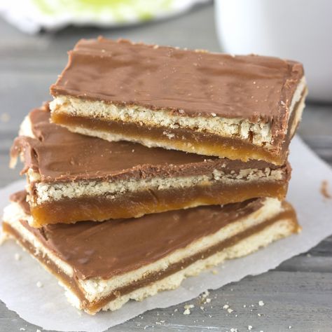 Club Cracker Bars by Cooking on the Front Burner #clubcrackerbars Twix Bars With Club Crackers, Club Cracker Caramel Bars, Club Cracker Twix Bars, Gram Cracker Chocolate Bars, Butterfinger Caramel Crunch Bars, Cracker Dessert, Club Crackers, Butterscotch Chips, Salty Snacks