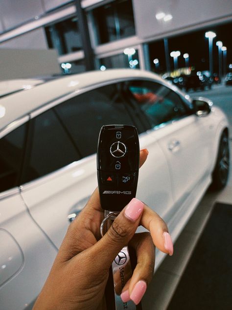 Car Keys Black Woman, New Car Keys Aesthetic, New Car Aesthetic Black Woman, Driving Aesthetic Black Women, Car Aesthetic Mercedes, Hypebae Aesthetic, Car Keys Aesthetic, Mercedes Jeep, New Car Key