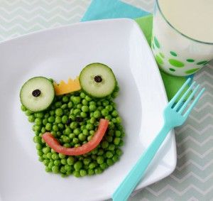 Fun Ways to Introduce More Fruits & Veggies to Your Kids - Natren Probiotics Blog - The obsession with healthy eating starts at a young age and lasts a lifetime. You can encourage that progression if you factor in a little more fun to get them to love the healthy stuff, too. Food Art For Kids, Decorações Com Comidas, Childrens Meals, Creative Food Art, Frog Prince, A Frog, Stage Set, Kids Recipes, Fun Kids Food