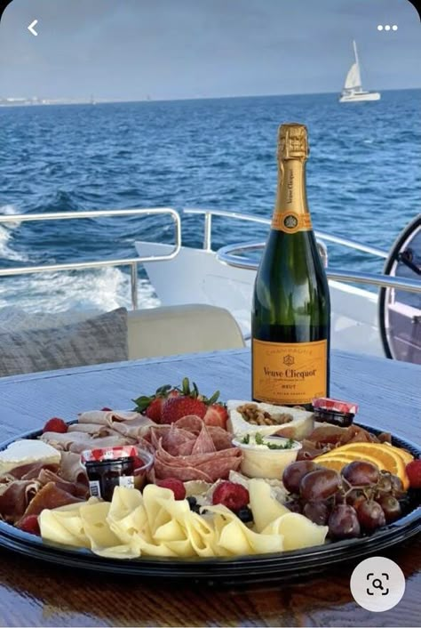 Yacht Lunch Aesthetic, Yacht Cocktail Party, Champagne On A Yacht, Breakfast On Boat, Party Boat Decorations, Birthday On Boat, Yacht Food Ideas, Yacht Party Food, Boat Party Food